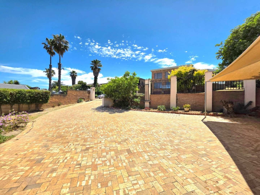 5 Bedroom Property for Sale in Plattekloof Western Cape